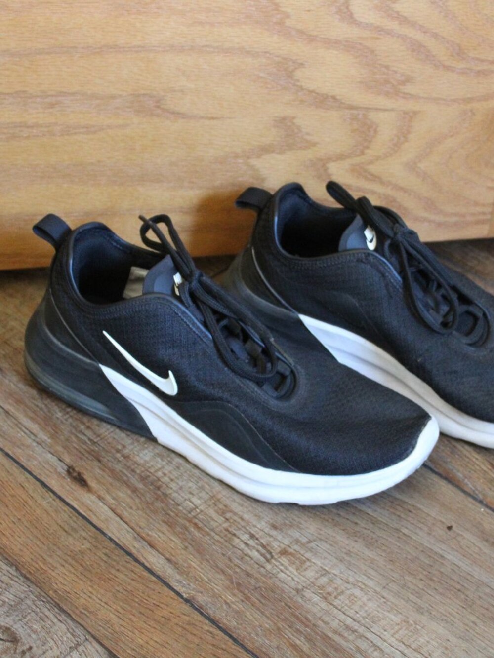 Nike Air Women's 8.5 US Athletic Casual Shoes - Black and White